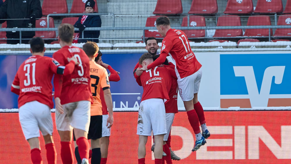Dreifach Grund zum Jubel: Halle feiert den dritten Treffer beim 3:1-Erfolg gegen den FC Ingolstadt.