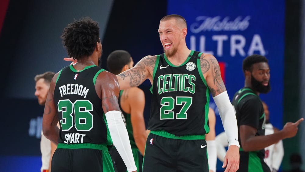 Daniel Theis (r.) verpasste mit den Boston Celtics den Sprung in die NBA-Finals.
