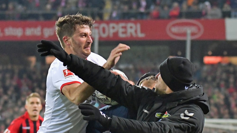 Vincenzo Grifo (r.) geht auf David Abraham los.