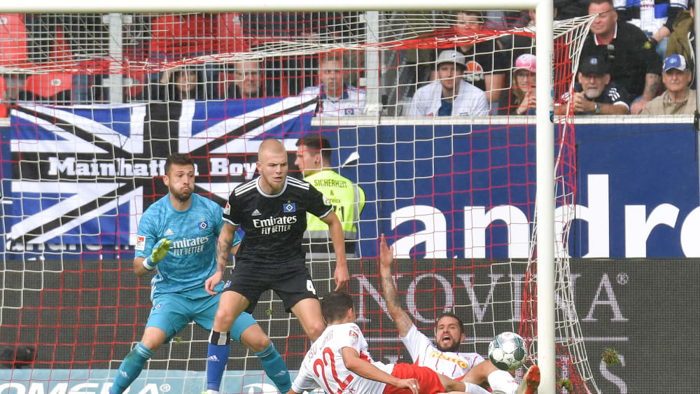 Kuriose Szene: Sebastian Stolze (vorne) trifft zum 1:0. Marco Grüttner (hinten im Abseits) berührt den Ball erst hinter der Linie.