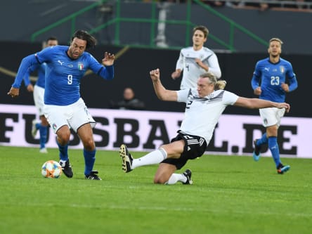 Lange Haare, langes Bein: Schulz packt in einem Legendenspiel 2019 gegen Luca Toni die Grätsche aus.