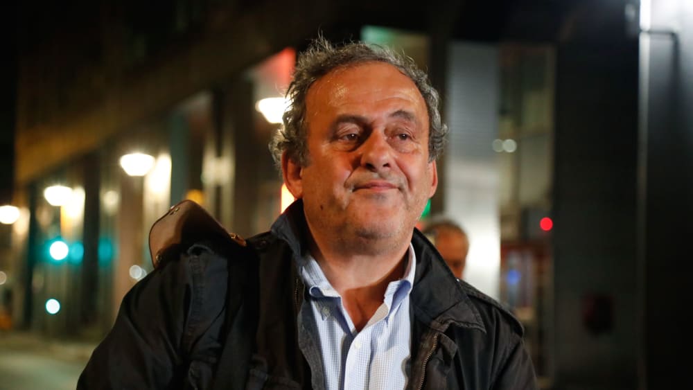 Erschöpft nach mehrstündigen Befragungen: Michel Platini.