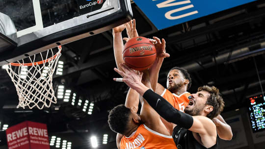 Karim Jallow (Mitte) und Sagaba Konate (li.) verhindern einen Korb von Ante Tomic.