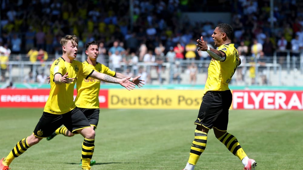 Er soll vielleicht schon in der kommenden Saison seine ersten Zweitliga-Tore für den Club schießen: Angreifer Paul-Philipp Besong (r.).