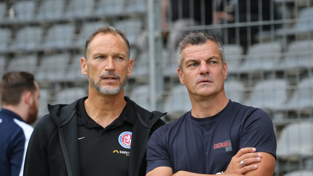 Selber &#252;berrascht vom erfolgreichen Saisonstart: Wuppertals Trainer Andreas Zimmermann  (li.) und Sportdirektor Karsten Hutwelker.