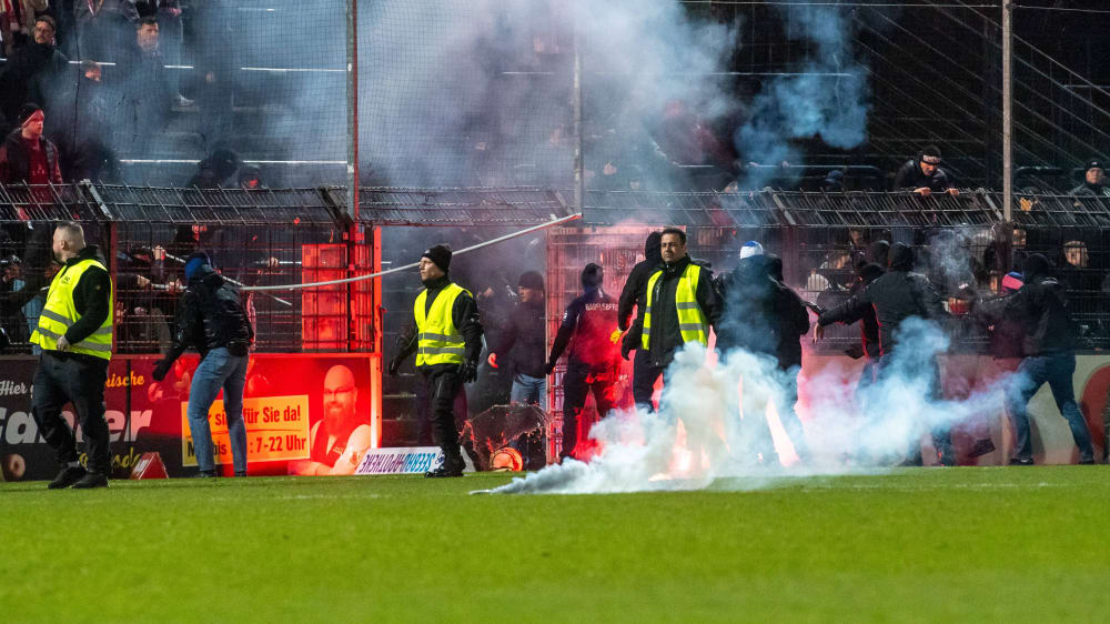 Szenen vor dem Spiel: Fans des SV Babelsberg stürmten den Innenraum. Die Ordner waren machtlos.