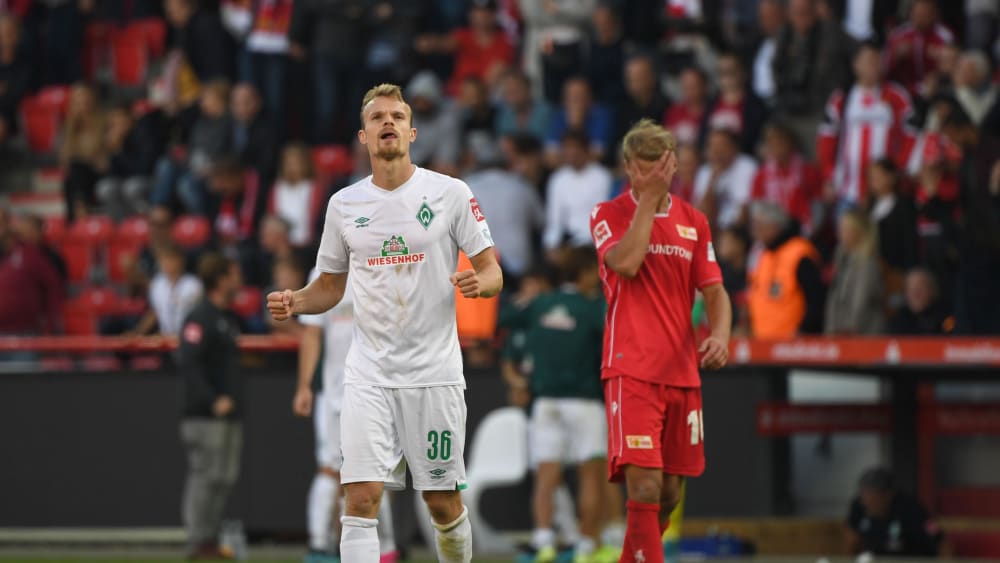 Werders Christian Groß (li.).
