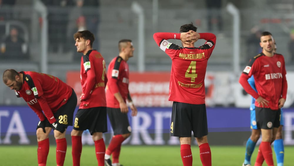 Enttäuschte Wiesbadener nach dem 1:3 gegen Braunschweig: Aleksandar Vukotic, Gino Fechner und Sascha Mockenhaupt (v.l.).