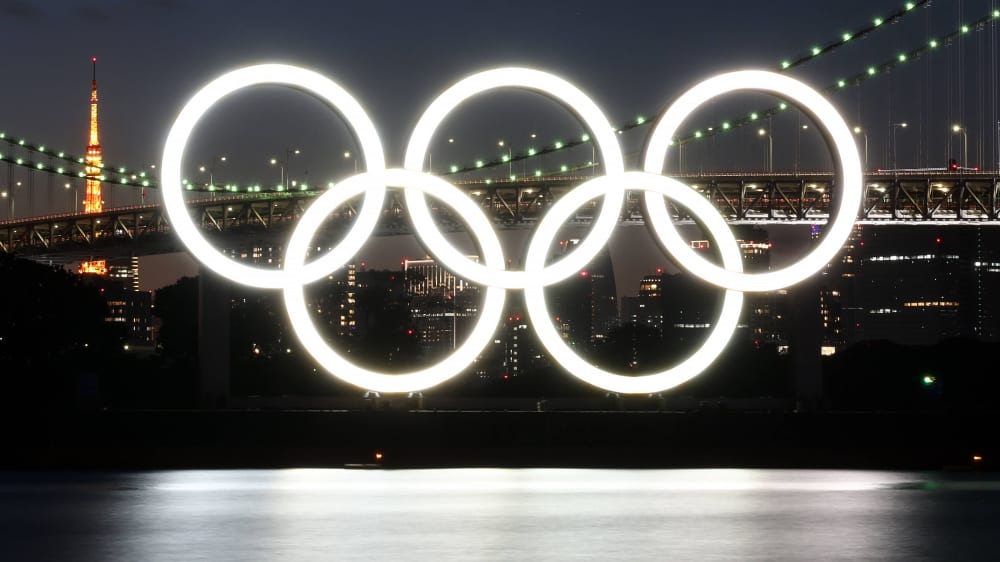 Die Olympischen Ringe leuchten 2032 in Brisbane.