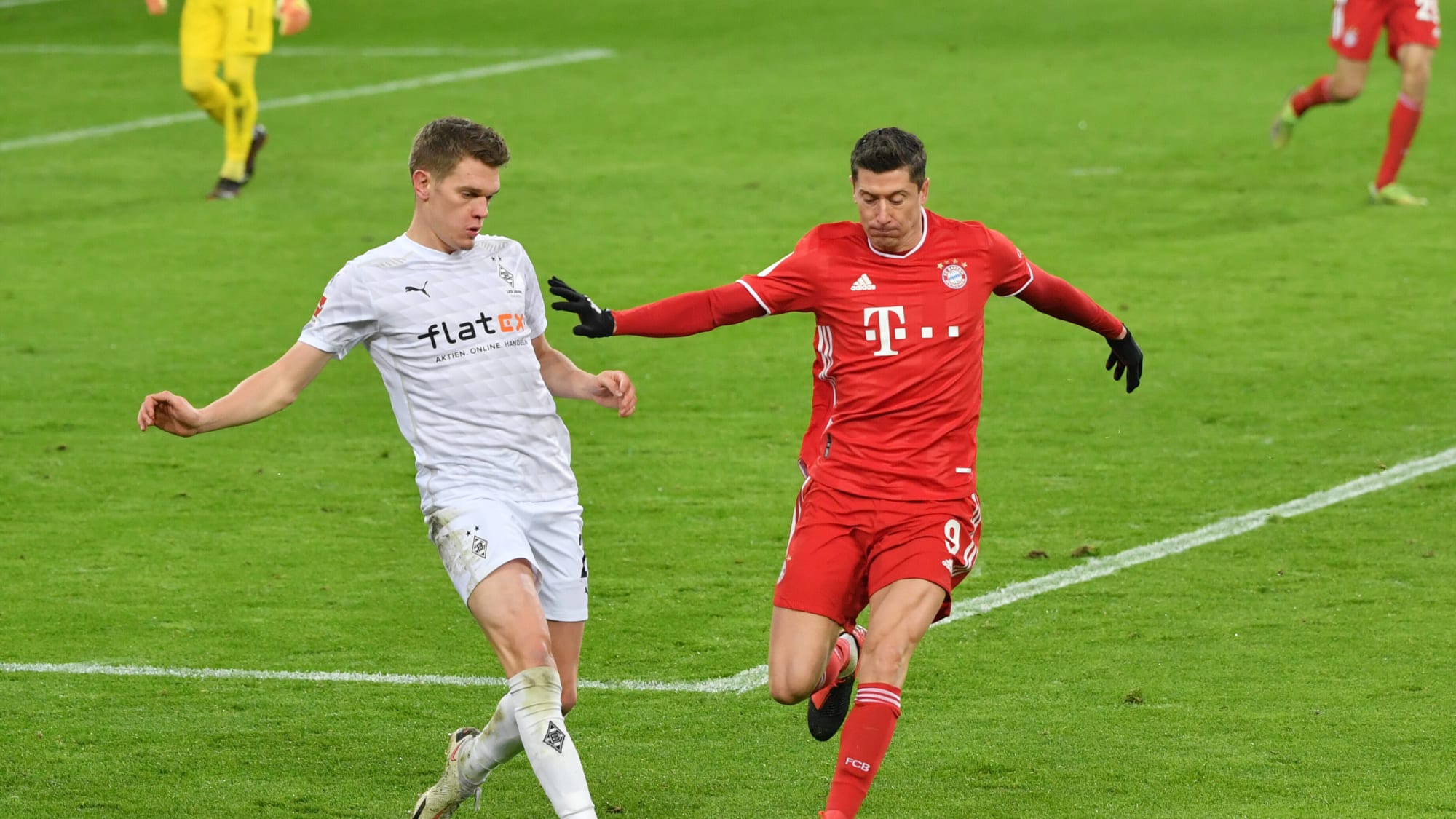 Matthias Ginter, hier im Duell mit Robert Lewandowski (r.)