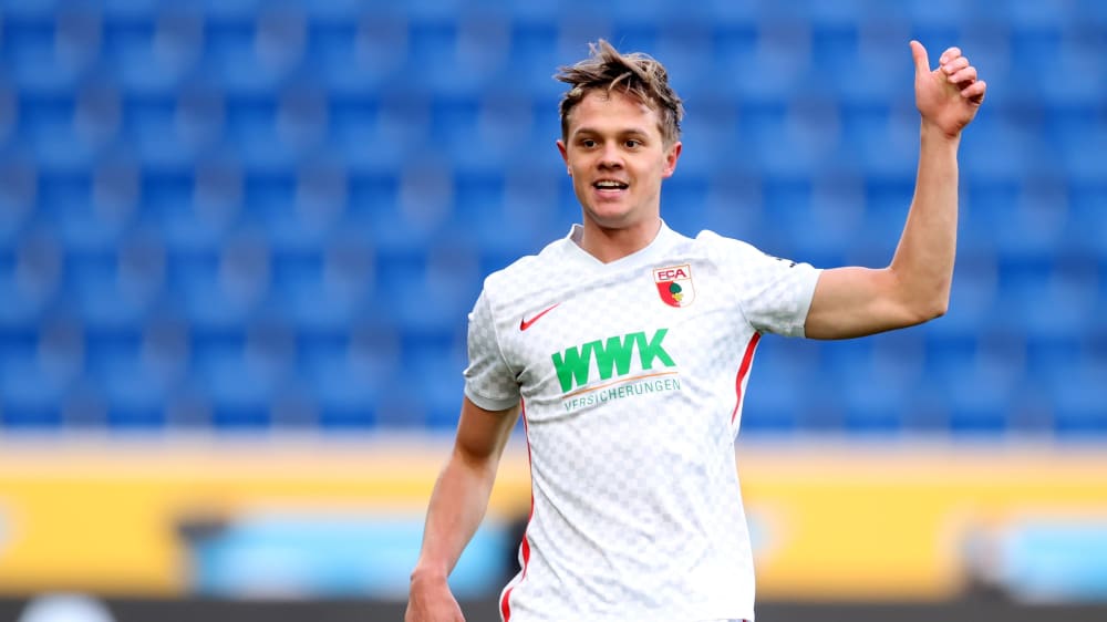 Daumen hoch: Robert Gumny steht vor seiner Rückkehr beim FC Augsburg.