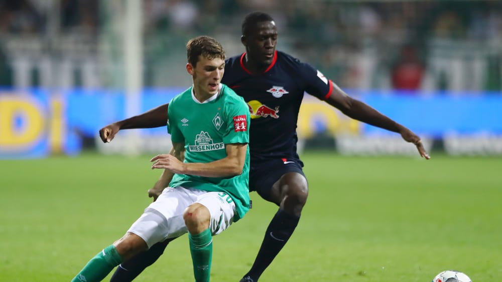 Startelfpremiere: Bremens Benjamin Goller, hier vor Leipzigs Ibrahima Konaté.