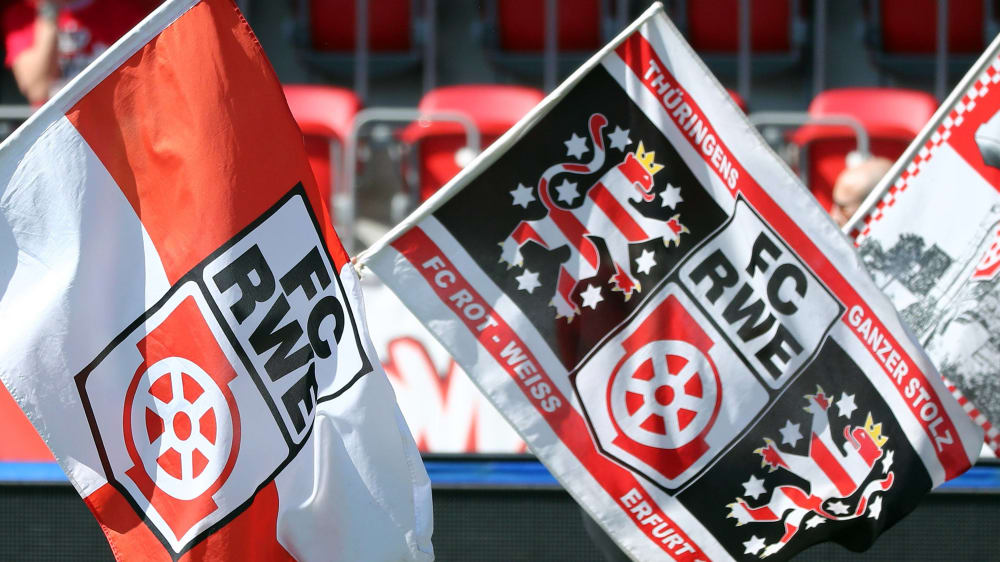 Kann seine Fahnen weiter hochhalten: Der FC Rot-Wei&#223; Erfurt.