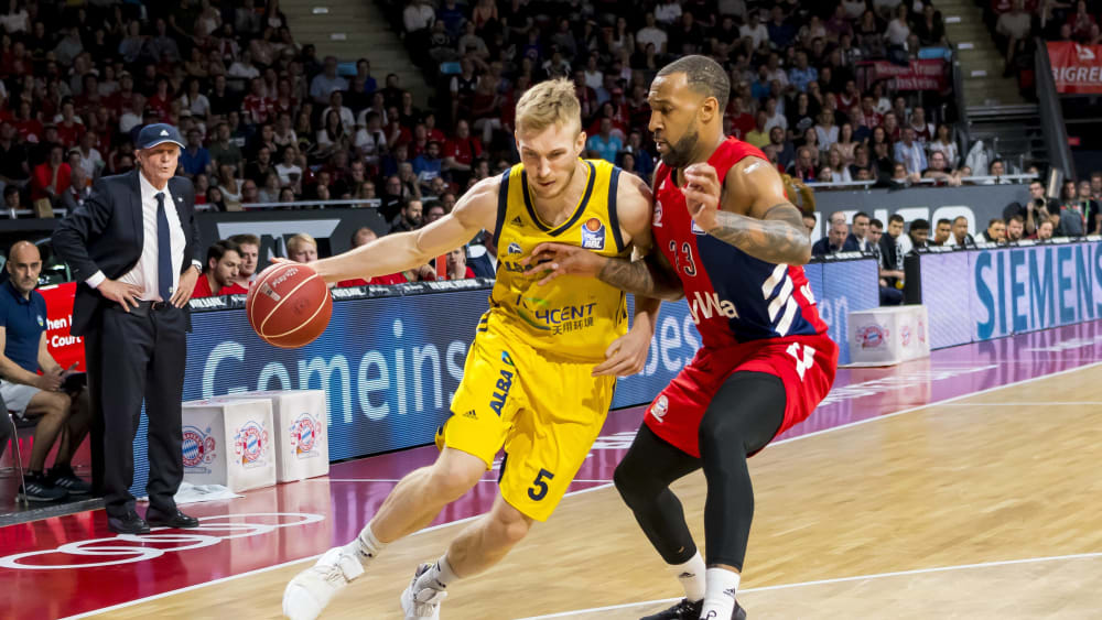 Niels Giffey behauptet sich gegen Bayern Derrick Williams.