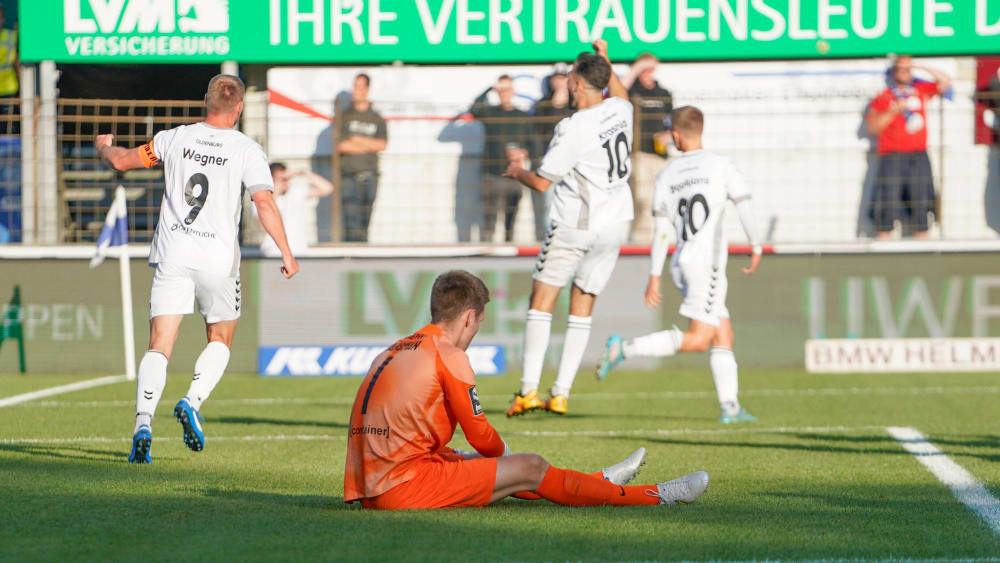Meppen am Boden: Max Wegner und Kamer Krasniqi (VfB Oldenburg) jubeln nach dem 0:2.