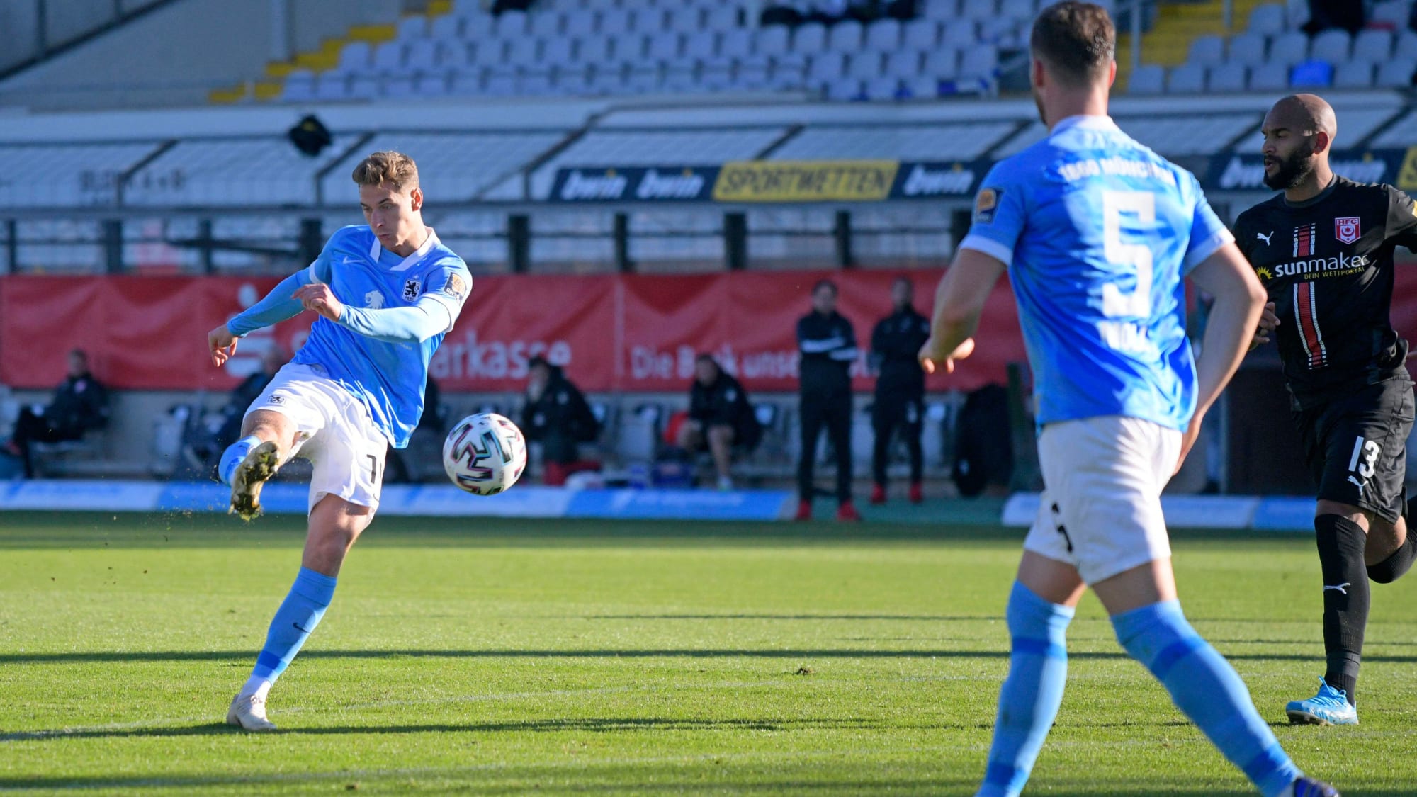 TSV 1860 München - Hallescher FC, im Grünwalder Stadion, Dennis Dressel (1860 München) zieht volley ab zum Torschuss zum 2:0