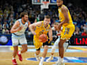 Martin Hermannsson (Alba Berlin, 15) dribbelt den Ball, waehrend Race Thompson (Fraport Skyliners Frankfurt, 5) und Norris Agbakoko (Alba Berlin, 17) die Aktion beobachten. GER, Alba Berlin vs Fraport Skyliners Frankfurt, easyCredit BBL, 2. Spieltag, Saison 2026 27, Uber Arena, Berlin, 24.09.2026 Alba Berlin vs Fraport Skyliners Frankfurt, easyCredit BBL, 2. Spieltag, Saison 2026 67, 24.09.2026 Berlin *** Martin Hermannsson of Alba Berlin, No. 15, dribbles the ball while Race Thompson of Fraport Skyliners Frankfurt, No. 5, and Norris Agbakoko of Alba Berlin, No. 17, watch the action. GER, Alba Berlin vs. Fraport Skyliners Frankfurt, easyCredit BBL, Matchday 2, 2026-27 season, Uber Arena, Berlin, September 24, 2026 Alba Berlin vs. Fraport Skyliners Frankfurt, easyCredit BBL, Matchday 2, 2026-67 season, September 24, 2026 Berlin Copyright: xEibner-Pressefoto ScottxColemanx EP_SCN