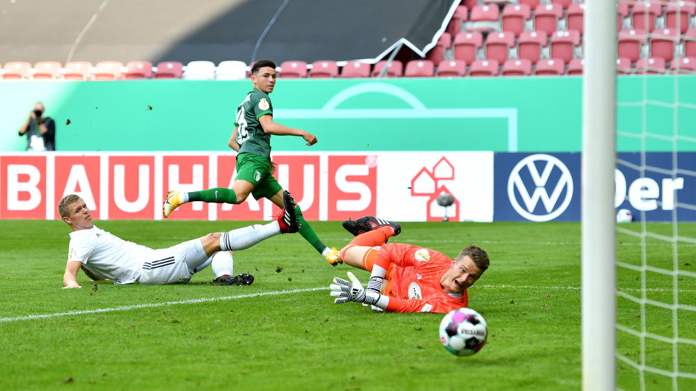 Nach Vorlage von Florian Niederlechner hat Ruben Vargas leichtes Spiel und schiebt zum 1:0 ein.