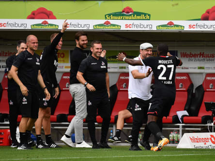 Anthony Modeste (#27) freu sich mit Trainer Steffen Baumgart über seinen dritten Saisontreffer für Köln.