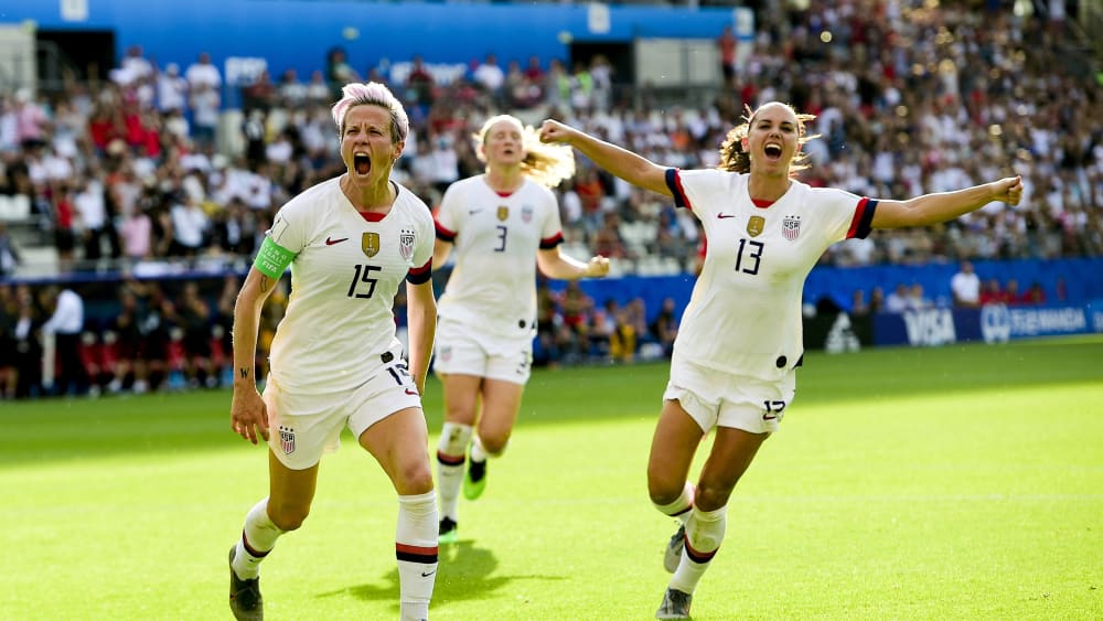 (Mal wieder) im Viertelfinale: Titelverteidiger USA setzte sich dank zweier Elfmeter von Rapinoe (#15) gegen Spanien durch.