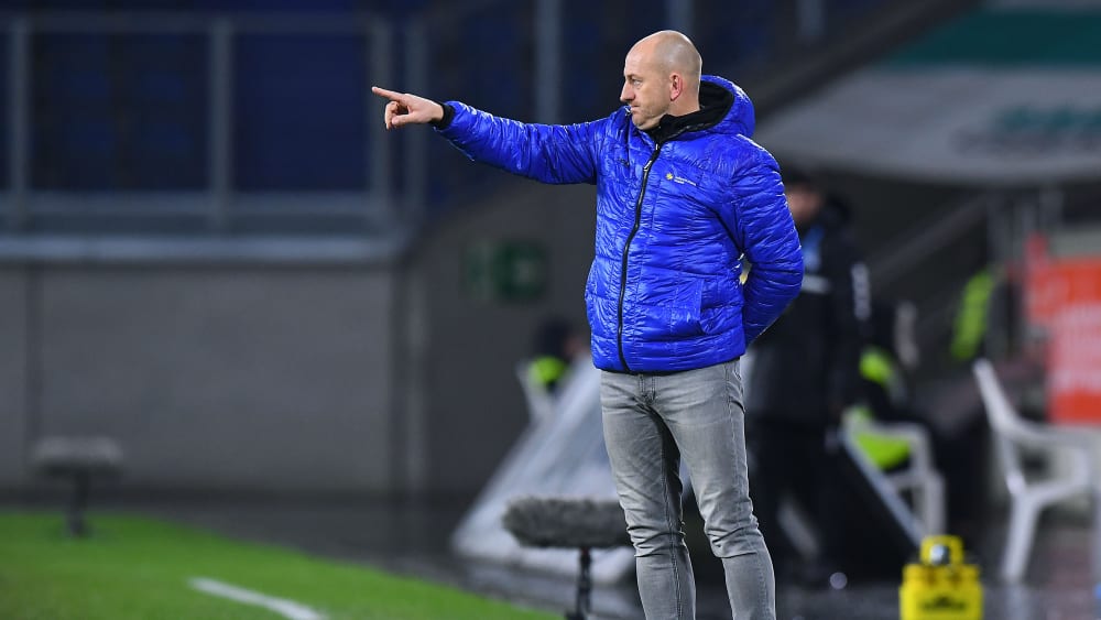 MSV Duisburg-Trainer Torsten Lieberknecht am Spielfeldrand.