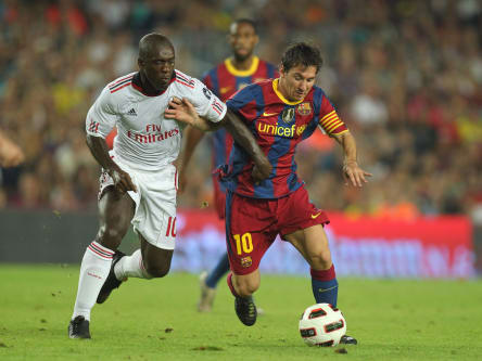 Im Duell mit Messi: Seedorf 2010 im Trikot von Milan.