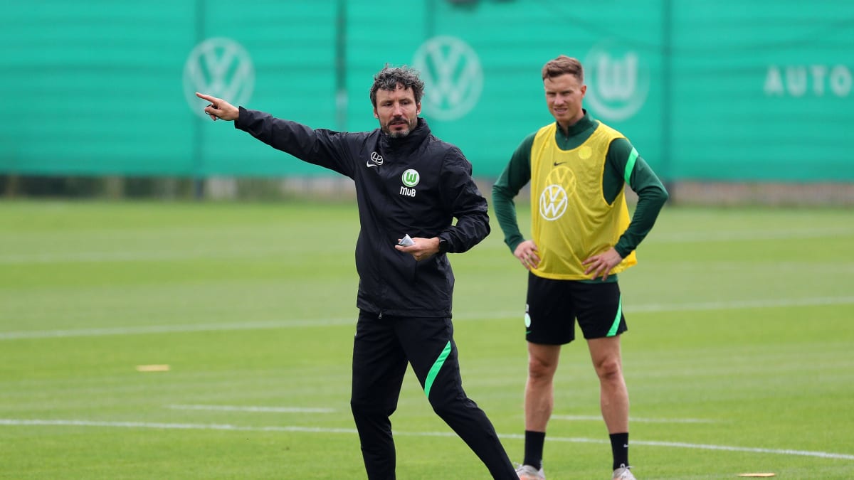 Vfl Wolfsburg Van Bommel Mit Personalsorgen Vor Dem Test Kicker