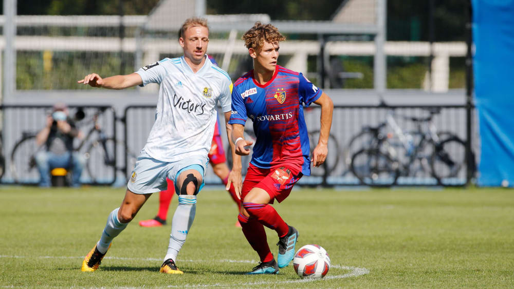 Kommt als Leihgabe:&nbsp;Leonardo Gubinelli (re.), hier im Trikot des FC Basel im Test gegen Saarbrückens Timm Golley im Sommer 2020.