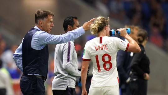 Mit England auf dem Weg ins Finale? Trainer Phil Neville und Torjägerin Ellen White. 