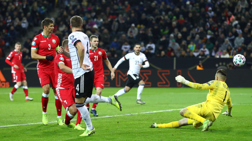 Matthias Ginter (3.v.li.), Aleksandr Gutor (re.)