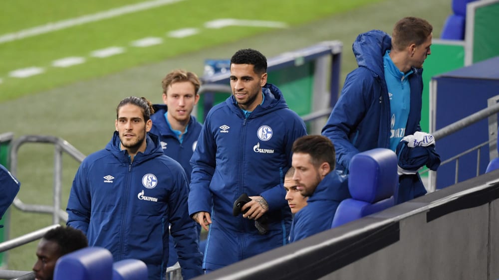 Omar Mascarell (M.) und seine Teamkollegen haben sich mit dem FC Schalke auf einen Gehaltsverzicht geeinigt.