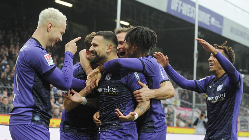 Früher Jubel: Der VfL Osnabrück feiert das 1:0 durch Marcos Alvarez (Mitte).