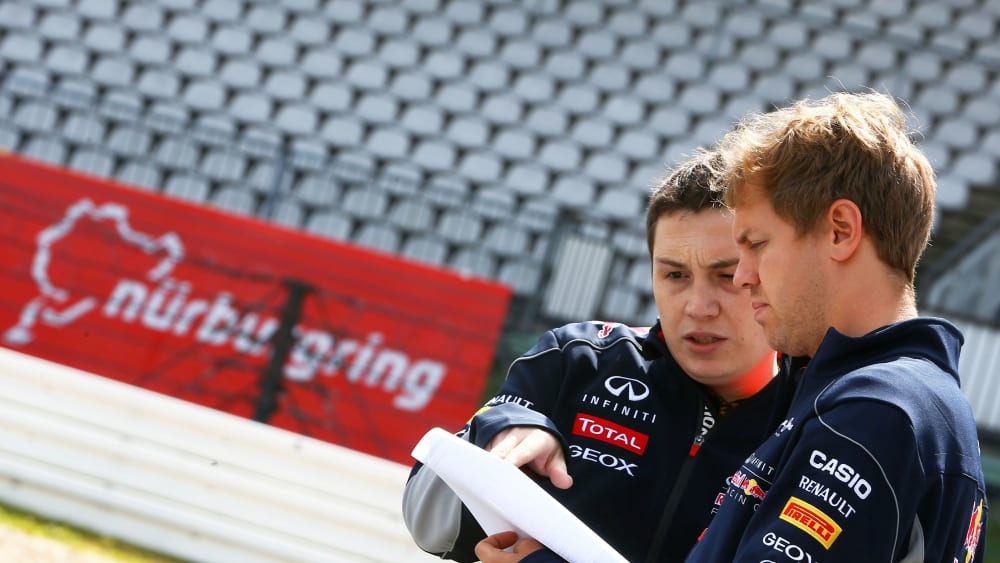 Führte einst bei Red Bull Sebastian Vettel (re.) zu vier WM-Titeln:&nbsp; Tim Malyon (Archivfoto von 2013).