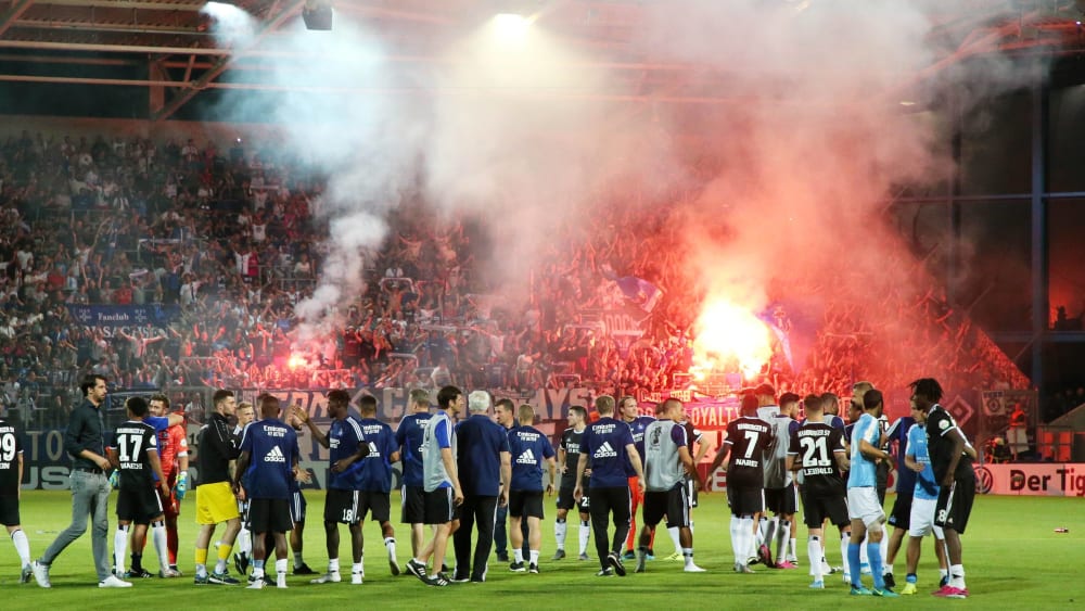 Im Hintergrund raucht es: Die HSV-Profis nach dem Sieg in Chemnitz.