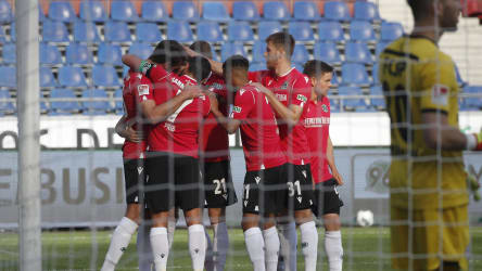 Hannoveraner Spieler bejubeln einen Treffer gegen den FC St. Pauli