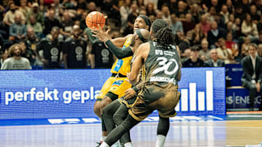 Justin Kier (Nr. 1 MHP Riesen Ludwigsburg) mit DeJour Reaves (Nr. 3 Basketball Loewen Braunschweig) und Chip Flanigan (Nr. 30 Basketball Loewen Braunschweig) GER, Basketball Loewen Braunschweig gegen MHP Riesen Ludwigsburg, Basketball, easyCredit BBL, Woche 3, Spielzeit 2026 27, 11.10.2026 GER, Basketball Loewen Braunschweig gegen MHP Riesen Ludwigsburg, Basketball, easyCredit BBL, Woche 3, Spielzeit 2026 27, 11.10.2026 Braunschweig *** Justin Kier 1, MHP Riesen Ludwigsburg, with DeJour Reaves 3, Basketball Löwen Braunschweig, and Chip Flanigan 30, Basketball Löwen Braunschweig, GER; Basketball Löwen Braunschweig vs. MHP Riesen Ludwigsburg, Basketball, easyCredit BBL, Week 3, 2026-27 season, October 11, 2026 GER, Basketball Löwen Braunschweig vs. MHP Riesen Ludwigsburg, Basketball, easyCredit BBL, Week 3, 2026-27 season, October 11, 2026, Braunschweig Copyright: xEibner-Pressefoto DanielxREINELTx EP_DRT