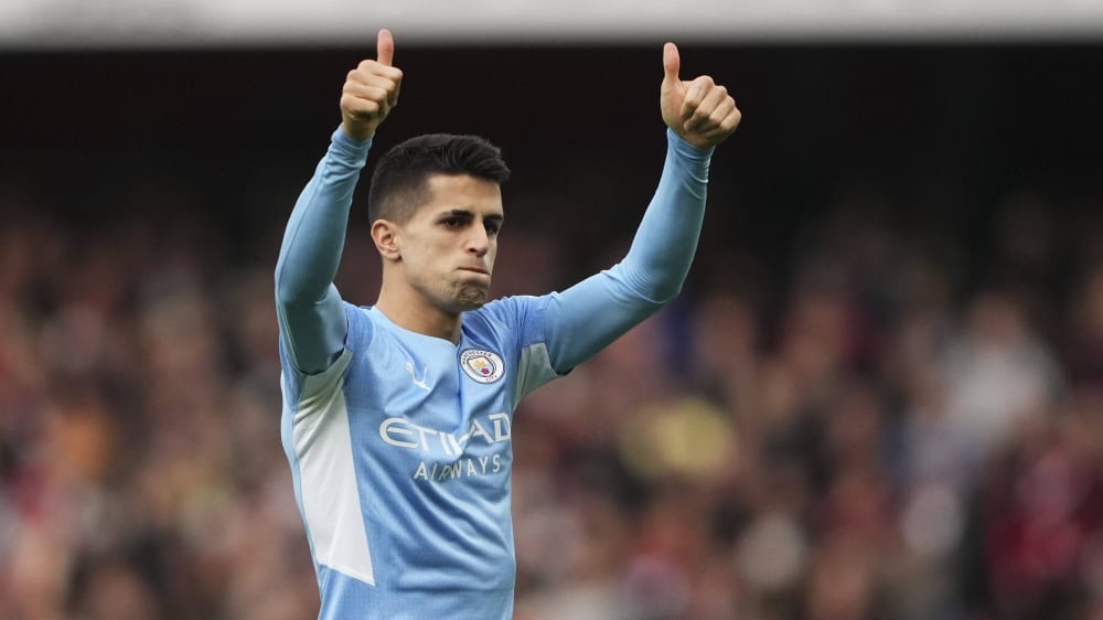 Mandatory Credit: Photo by Jed Leicester Shutterstock (12670109l) Joao Cancelo of Manchester City gives the away fans a thumbs up with a large scar on his head 2 days after he attempted to fight off intruders at his home in Manchester Arsenal v Manchester City, Premier League, Football, Emirates Stadium, London, UK - 01 Jan 2022 EDITORIAL USE ONLY No use with unauthorised audio, video, data, fixture lists, club league logos or live services. Online in-match use limited to 120 images, no video emulation. No use in betting, games or single club league player publications. Arsenal v Manchester City, Premier League, Football, Emirates Stadium, London, UK - 01 Jan 2022 EDITORIAL USE ONLY No use with unauthorised audio, video, data, fixture lists, club league logos or live services. Online in-match use limited to 120 images, no video emulation. No use in betting, games or single club league player publications. PUBLICATIONxINxGERxSUIxAUTXHUNxGRExMLTxCYPxROMxBULxUAExKSAxONLY Copyright: xJedxLeicester Shutterstockx 12670109l