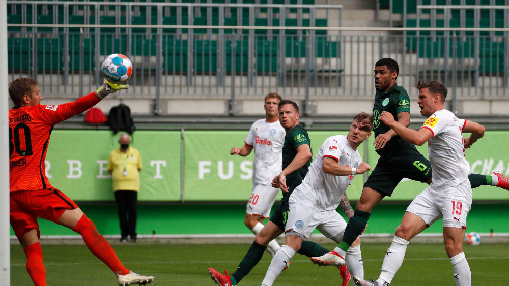 Kiel trifft dank Alexander Mühling (mi.) gegen Wolfsburg.