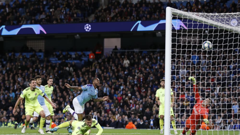 Raheem Sterling trifft zum 1:0 (Mitte)