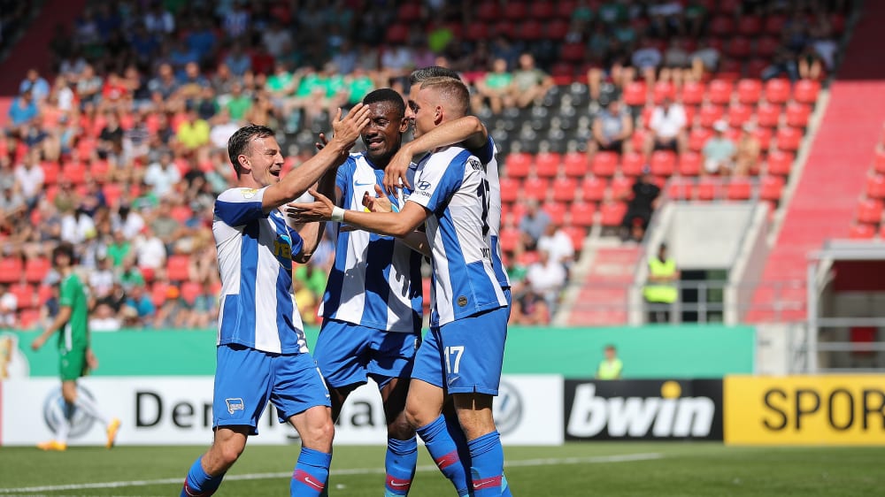 Ausgelassener Jubel der Berliner: Vladimir Darida (li.), Salomon Kalou (mi.) und Maximilian Mittelstädt (re.).