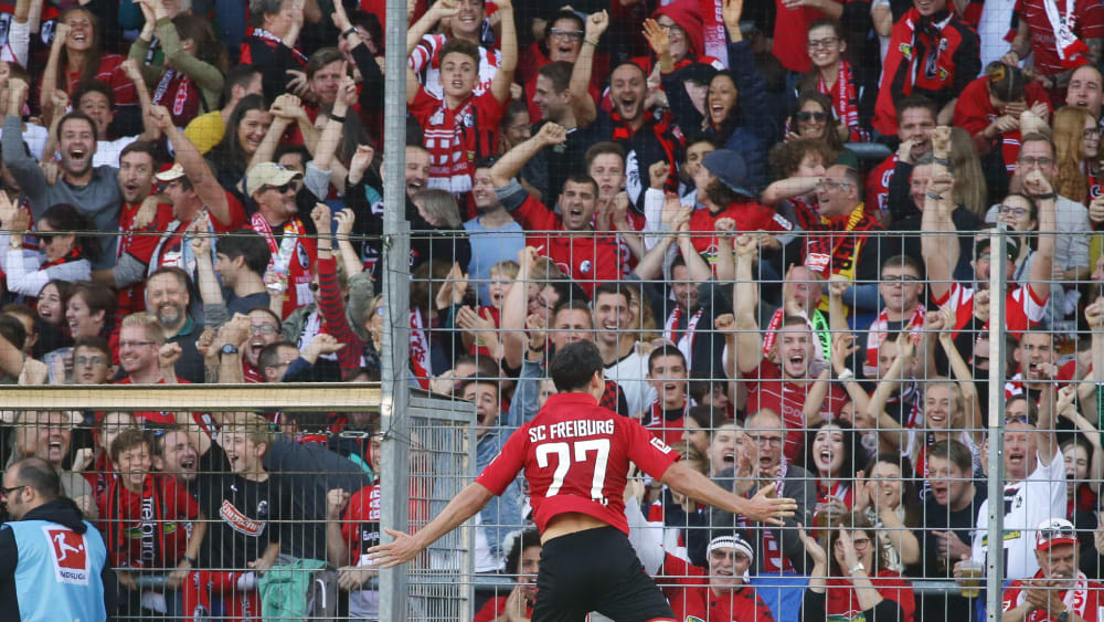 Spielverlauf auf den Kopf gestellt und dafür von den Fans gefeiert: Nicolas Höfler bejubelt das 1:0.