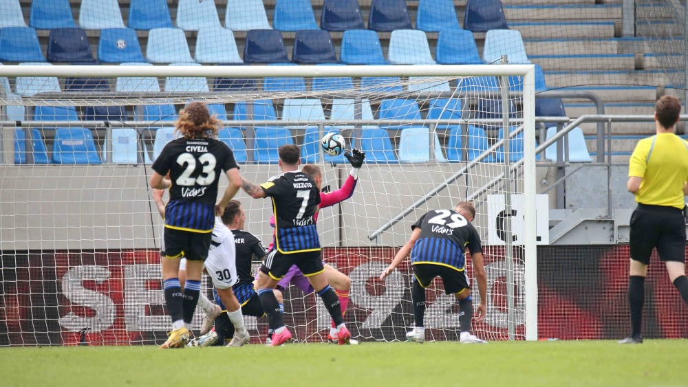 Luca Marseiler (verdeckt) erzielte nach der Pause das entscheidende 2:1 gegen Saarbrücken.