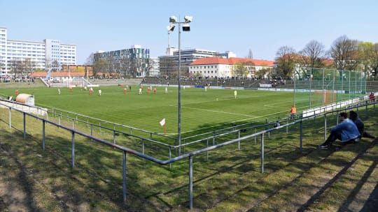 Das fehlende Flutlicht ist das Problem: Das Hans-Zoschke-Stadion in Berlin-Lichtenberg.