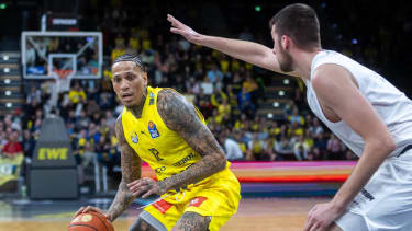 Oldenburg, Niedersachsen, DEU, 10.01.2026, Michale Kyser (links, EWE Baskets Oldenburg) und Kresimir Nikic (rechts, Syntainics MBC). EWE Baskets Oldenburg vs. Syntainics MBC. Basketball. 1. Basketball-Bundesliga Saison 2025 2026, 15. Spieltag, Grosse EWE Arena. EWE Baskets Oldenburg vs. Syntainics MBC *** Oldenburg, Lower Saxony, DEU, 10 01 2026, Michale Kyser left, EWE Baskets Oldenburg and Kresimir Nikic right, Syntainics MBC EWE Baskets Oldenburg vs Syntainics MBC Basketball 1 Basketball Bundesliga Season 2025 2026, Matchday 15, Grosse EWE Arena EWE Baskets Oldenburg vs Syntainics MBC