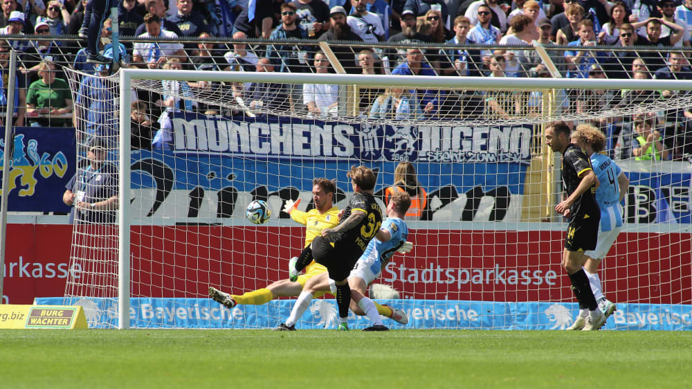 Wuchtig zum 2:1: Dortmunds Ole Pohlmann schoss beide Tore gegen 1860 München.