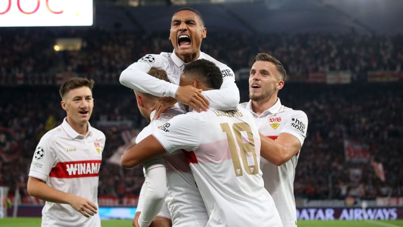 BAU //  01.10.2024 Stuttgart , Champions League  Fußball VfB Stuttgart vs. Sparta Prag, Jubel über das Tor zum 1:0, v.l. Ermedin Demirovic, Torschütze Enzo Millot (VfB, oben), links Angelo Stiller, rechts Ermedin Demirovic


Gemäß den Vorgaben der DFL Deutschen Fu?ball Liga  ist es untersagt, in dem Stadion und/oder vom Spiel angefertigte Fotoaufnahmen in Form von Sequenzbildern und/oder videoähnlichen Fotostrecken zu verwerten bzw. verwerten zu lassen.