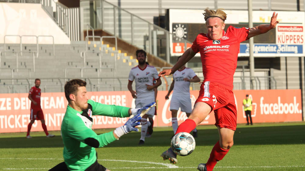 Zu schnell: Mainz-Stürmer Jonathan Burkardt erzielt hier gegen die Eisbachtaler Sportfreunde eines seiner acht Tore in der Vorbereitung.