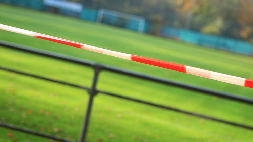 Gesperrt: Auch im Dezember wird auf Deutschlands Fußballplätzen kein Ball rollen.