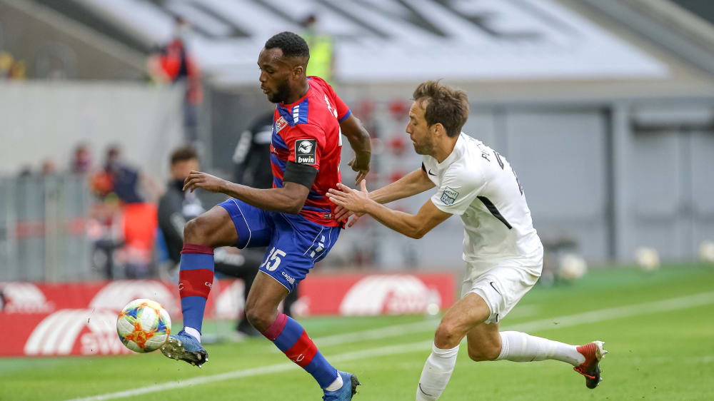 Uerdingens Osayamen Osawe bei der Ballkontrolle.