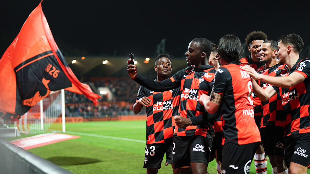 Wie-einst-Balotelli-Dieng-feiert-Lorient-Tor-mit-einem-Selfie